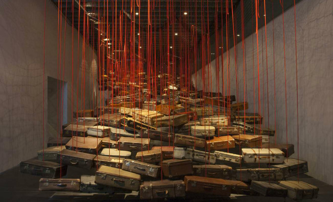 Chiharu Shiota, Accumulation, Searching for a Destination, 2014 — Vue de l’exposition Dialogues, The New Art Gallery, Walsall Courtesy de l’artiste et The New Art Gallery, Walsall, galerie Daniel Templon, Paris, Bruxelles 