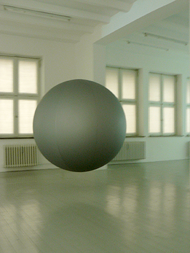 Edith Dekyndt, Golden Globe, 2015, Ballon de polypropylène doré, hélium, air, 110 x 110 cm.