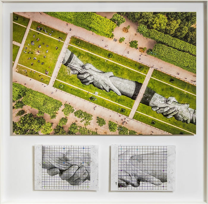 Saype, Beyond Walls, Step 1 : Paris (FR) 2019, 15 000 m², 48°51'14.12"N 2°18'4.58"E, Tirage photographique, fragments uniques provenant de la production de l’œuvre éphémère, 2024, 100 x 102 cm