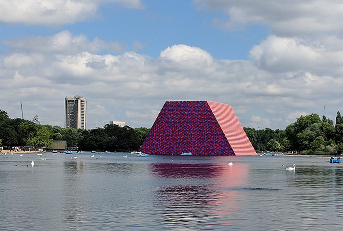 Christo, Mastaba multicolore constitué de 7 506 bidons de métal en forme de trapèze flottant sur le lac des Kensington Gardens à Londres à l'été 2018