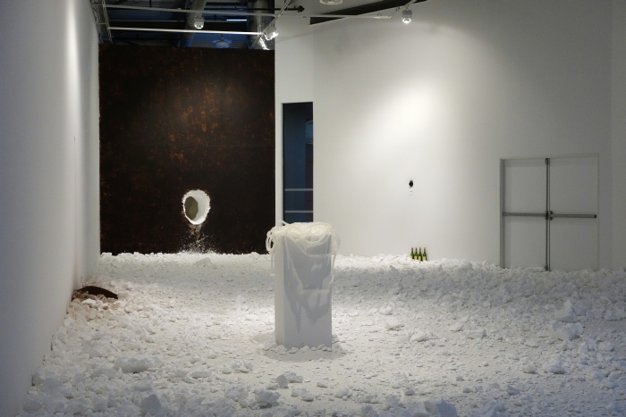 Vue de l’exposition Flore Intestinale, Michel Blazy au centre d’art du Parvis, Ibos, 2014