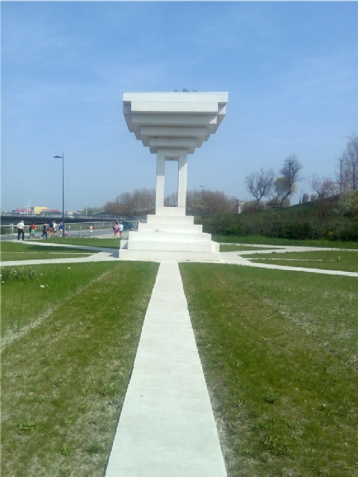 Séverine Hubard, Le Sablier, 2017. Monument à la mémoire de l’opération Dynamo. Béton brut, béton balayé, végétaux, lumière et Wifi, 4,45 m x 4,45 m. H; 7,5 m. Poids: 90 tonnes
