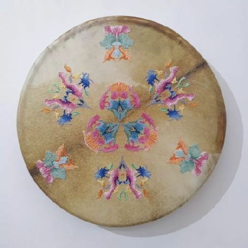 Céline Tuloup, Psychic circle (emblème)", broderie sur tambour chamanique, 2021