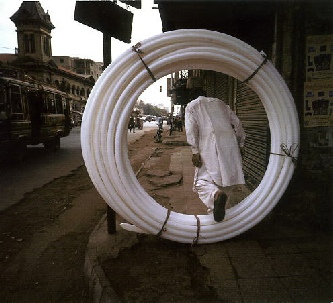 François Daireaux, Le temps vite - Karachi, 2008. Photographie encadrée sous verre, 73,7 x 81,7 cm et skizze, silicone, mousse florale, 72 x 80 cm