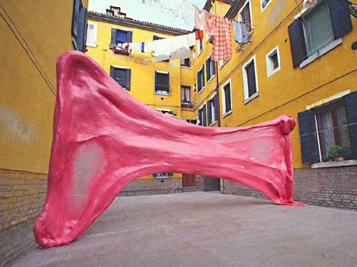 Ci-dessous : Simone Decker, Chewing in Venice, 1999. 2 séries de 15 photographies, 67 x 98 cm chacune, lifochrome Classic sur Dibond; 48ème Biennale dart contemporain de Venise. Photo © Simone Decker