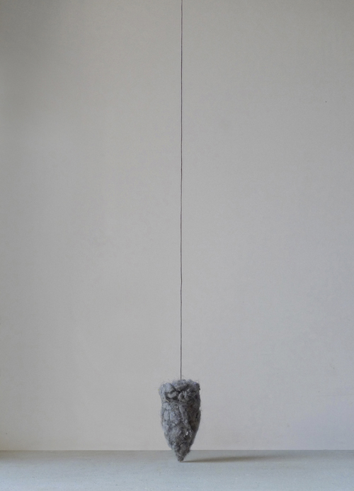 Jean-Baptiste Caron, A l’aplomb des hauteurs, 2012, fil, poussière, 9 x 4 cm