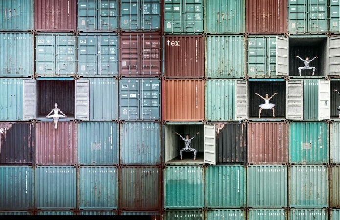 JR, Ballet dancers in containers, Le Havre, France, 2014. Photographie couleur, plexiglas mat, aluminium, bois. 125 x 187 cm. Courtesy Galerie Perrotin, ©JR-ART.NET