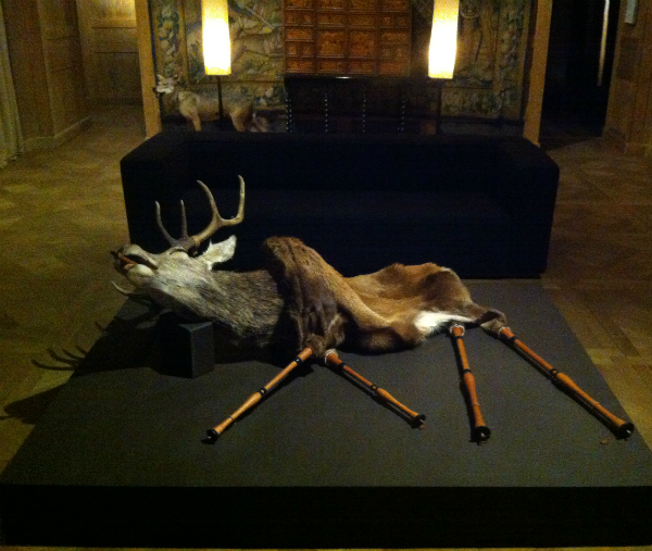 Art Orienté objet, Cornebrame (machine à faire chanter les cerfs dans la brume), 2013, vue de l’exposition au Musée de la Chasse et de la Nature, 2014