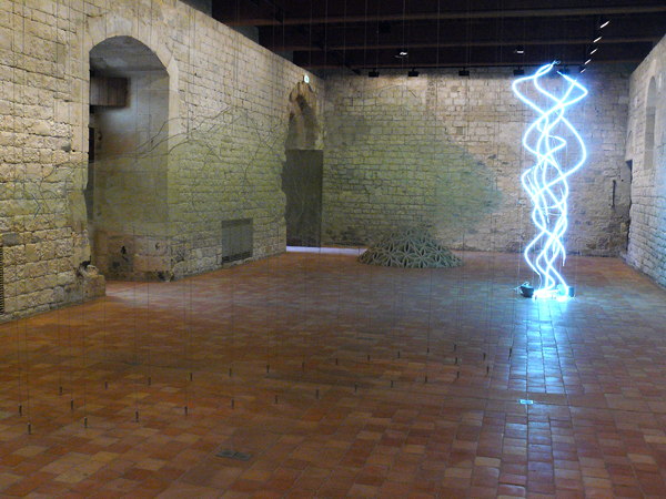 Pierre Malphettes, Vue d'ensemble (hors Tripode) salle 1, château des Adhémar, 2010. Photo Marika Prévosto