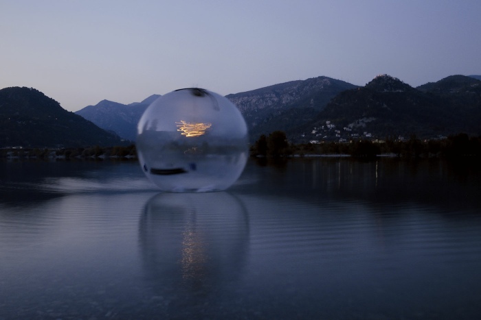 Vivien Roubaud, Gonflable, contrepoids, transmission scooter électrique, lustres à pampilles, collecteur tournant, chaîne de moto, vingt-quatre volts (détail), 2015. Lac du broc. Courtesy Galerie In Situ Fabienne Leclerc, © Vivien Roubaud