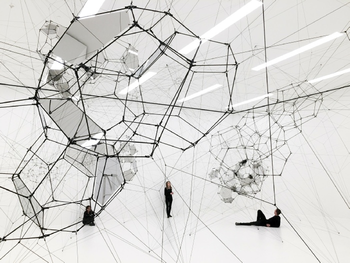 Vue de l’exposition Tomás Saraceno, Stillness in Motion—Cloud Cities, San Francisco Museum of Modern Art (SFMOMA), 2016. Courtesy the artist; Tanya Bonakdar Gallery, New York; Pinksummer contemporary art, Genoa; Andersen's Contemporary, Copenhagen; Esther Schipper, Berlin. Photo: Tomás Saraceno, 2016.