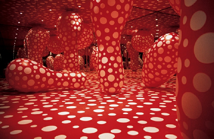 Yayoi Kusama, Infinity Mirrored Room - Dots Obsession (1998). Collection Les Abattoirs Frac Midi-Pyrénées © Yayoi Kusama: photo Grand Rond Production