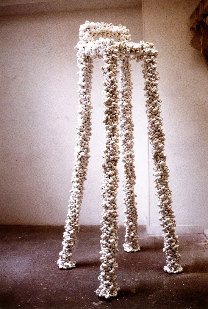Ci-dessous : Christian Jaccard, Mobilier II vis-à-vis concept supranodal, 1998, PVC, coton, acrylique, 227 x 80 x 56 cm