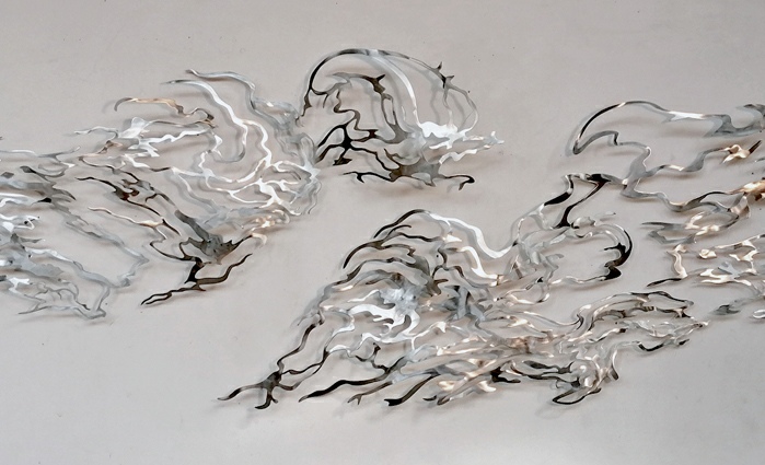 Sylvie de Meurville, Osmose, - bas relief  en acier inoxydable 1,5mm - 310 x 80 x 13 cm - 2024