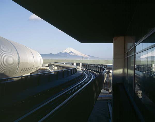 Alain Bublex, P64 Mont Fuji Aéroport, 2009. Épreuve chromogène sous diasec, 142 X 180 cm. Courtesy Galerie GP & N Vallois, Paris