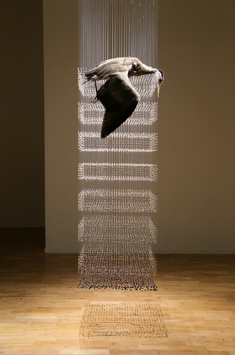 Claire Morgan, Pedestal, 2011 Installation, Héron (taxidermie), graines de pissenlit, nylon, plomb — 270 × 60 × 60 cm — Pièce unique © Claire Morgan, Photo Saša Fuis — Courtesy Galerie Karsten Greve Cologne, Paris, St Moritz
