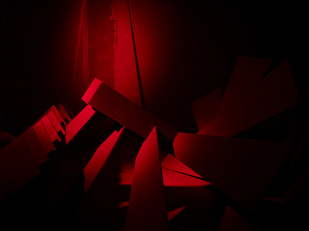 Claude Lévêque, Perles Noires, 2011, Maison du Moussel, Andrésy. Bois, toile de jute, projecteurs, filtre rouge, peinture noire, tissu noir; Diffusion sonore : chants d'oiseaux.