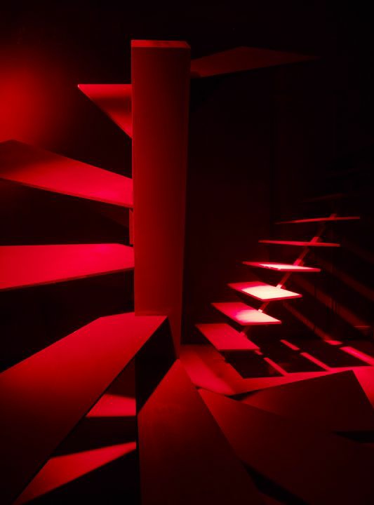 Claude Lévêque, Perles Noires, 2011, Maison du Moussel, Andrésy. Bois, toile de jute, projecteurs, filtre rouge, peinture noire, tissu noir; Diffusion sonore : chants d'oiseaux.