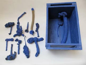 © Christian Jaccard, Boîte bleue contenant 12 outils bleus, 1972, chanvre, sisal, polypropylène, 44 x 31 x 28,5 cm