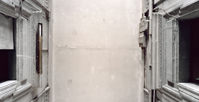 Grisaille 217, 2010.Tirage ilfochrome, 130 x 165 cm. © Marie Bovo. Courtoisie de l’artiste et  kamel mennour, Paris.
