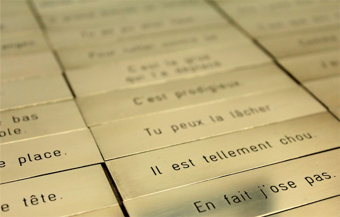 Magali Baribeau-Marchand, Phrases Kléber (détail), plaques de laiton gravées, travail en cours, résidence de recherche-création à Strasbourg, 2018.